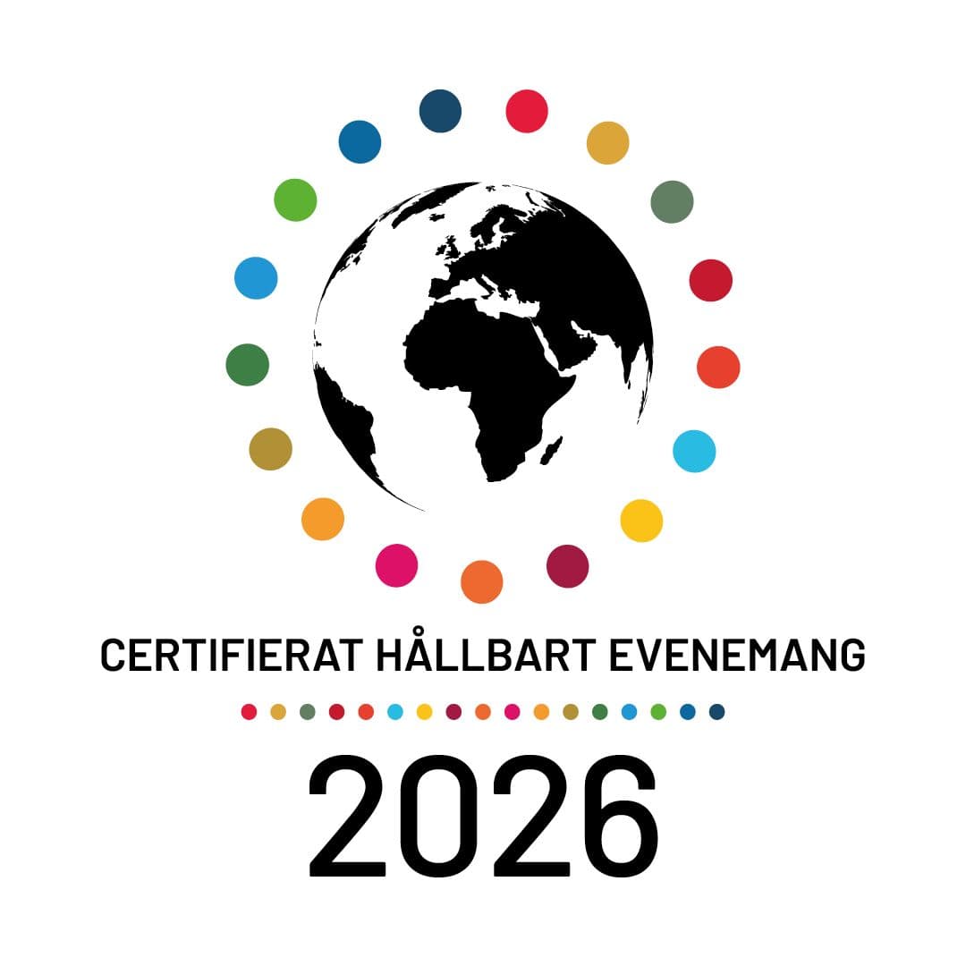 Märke för Certifierat Hållbart Evenemang 2026. En jordglob omgiven av färgade cirklar som symboliserar hållbarhetsmålen. Under globen står texten 'CERTIFIERAT HÅLLBART EVENEMANG' och året '2026'.
