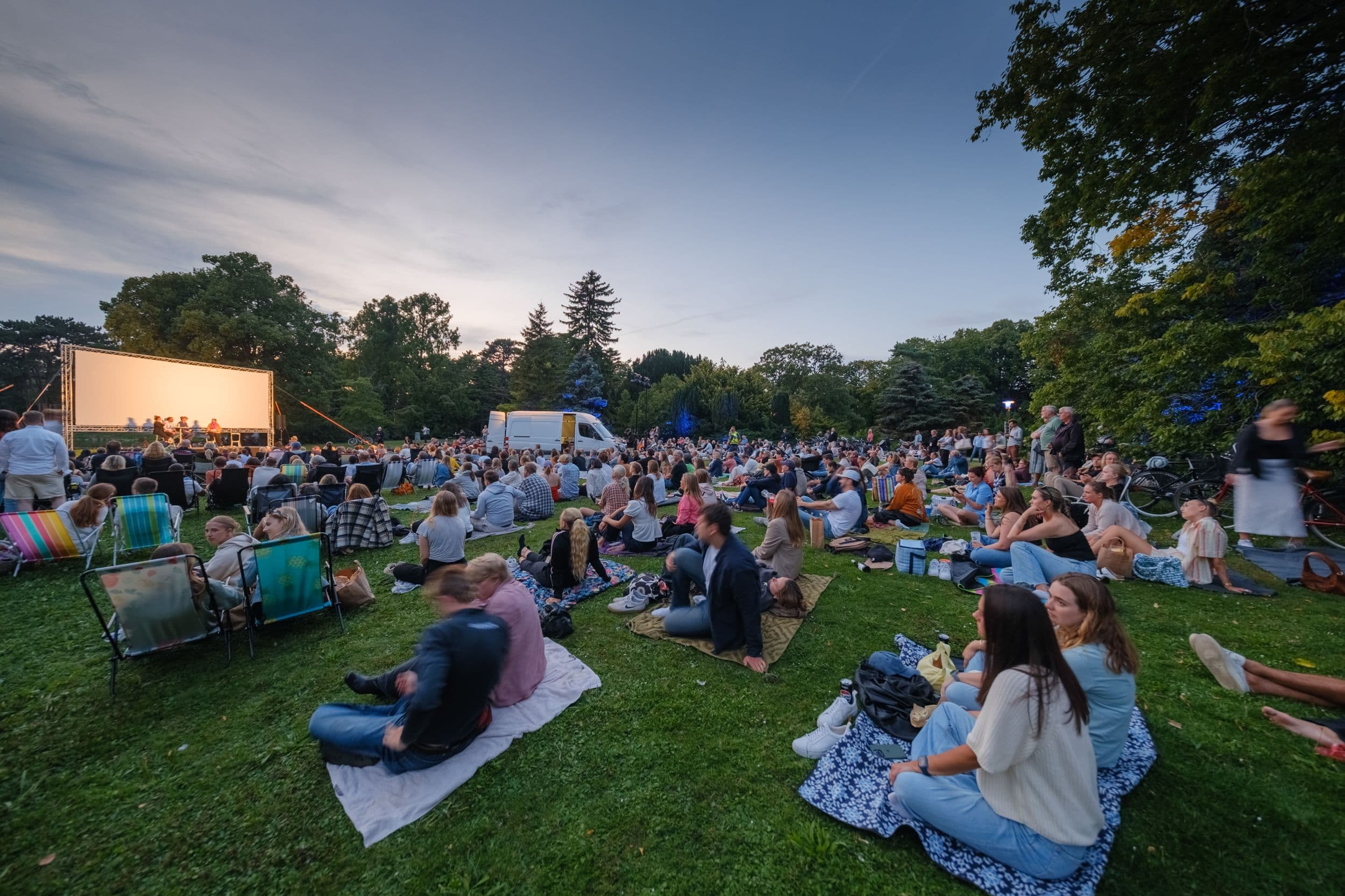 Utomhusbio i Slottsparken vid stora dammen