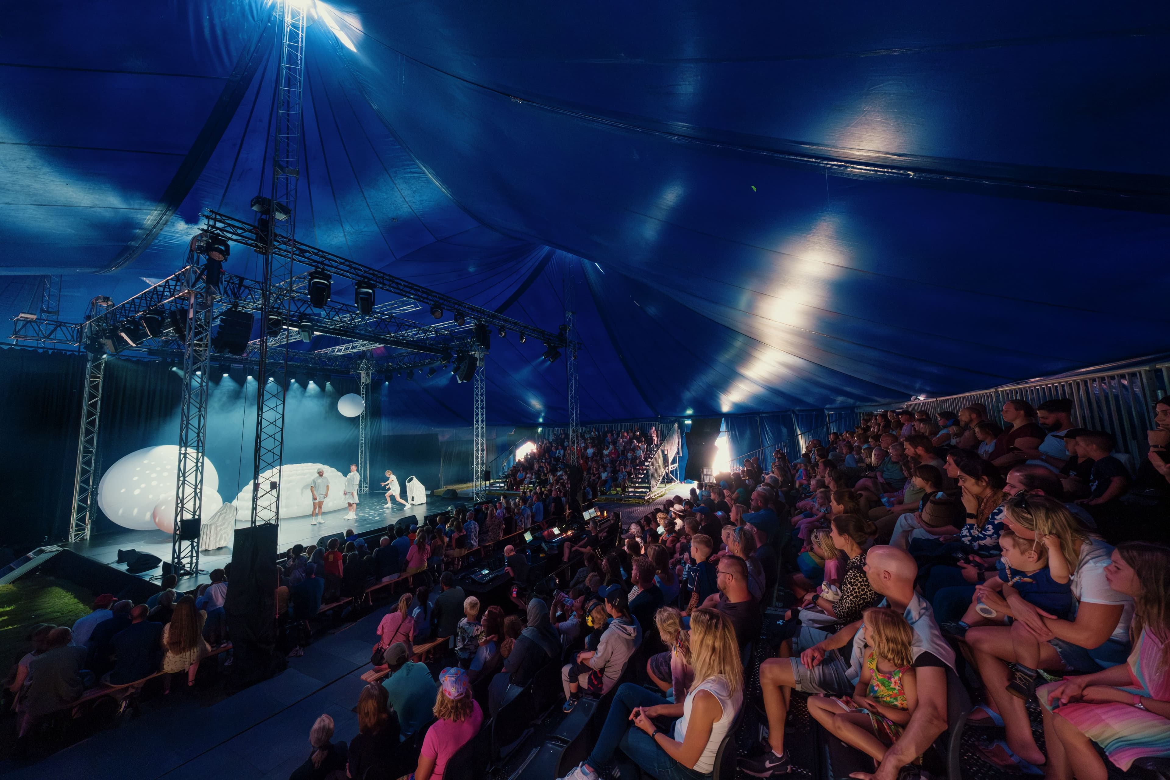 Publik tittar på en föreställning i det blåa cirkustältet Manegen under Malmöfestivalen.