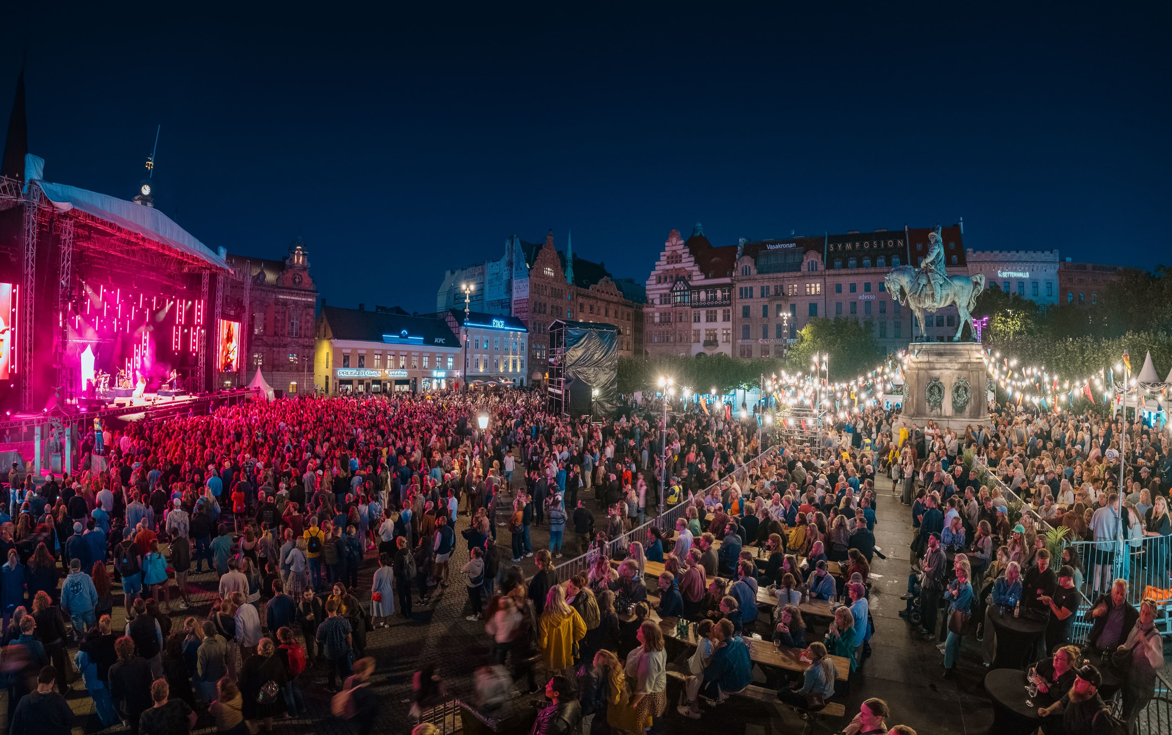 Publikhav på Stortorget under Malmöfestivalen. På torget syns Stora scenen.